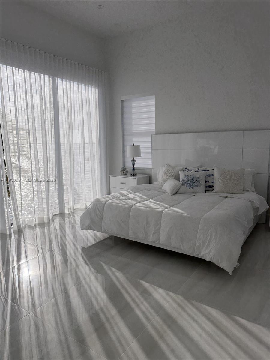 TROPICAL BAY - Residential