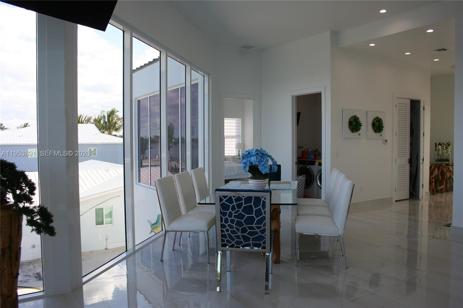 TROPICAL BAY - Residential