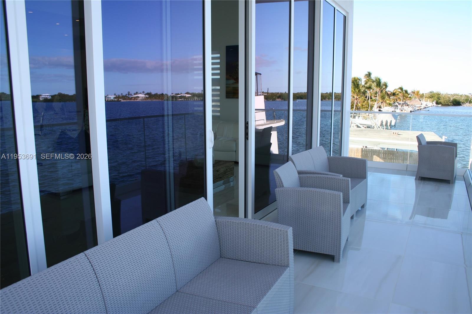 TROPICAL BAY - Residential