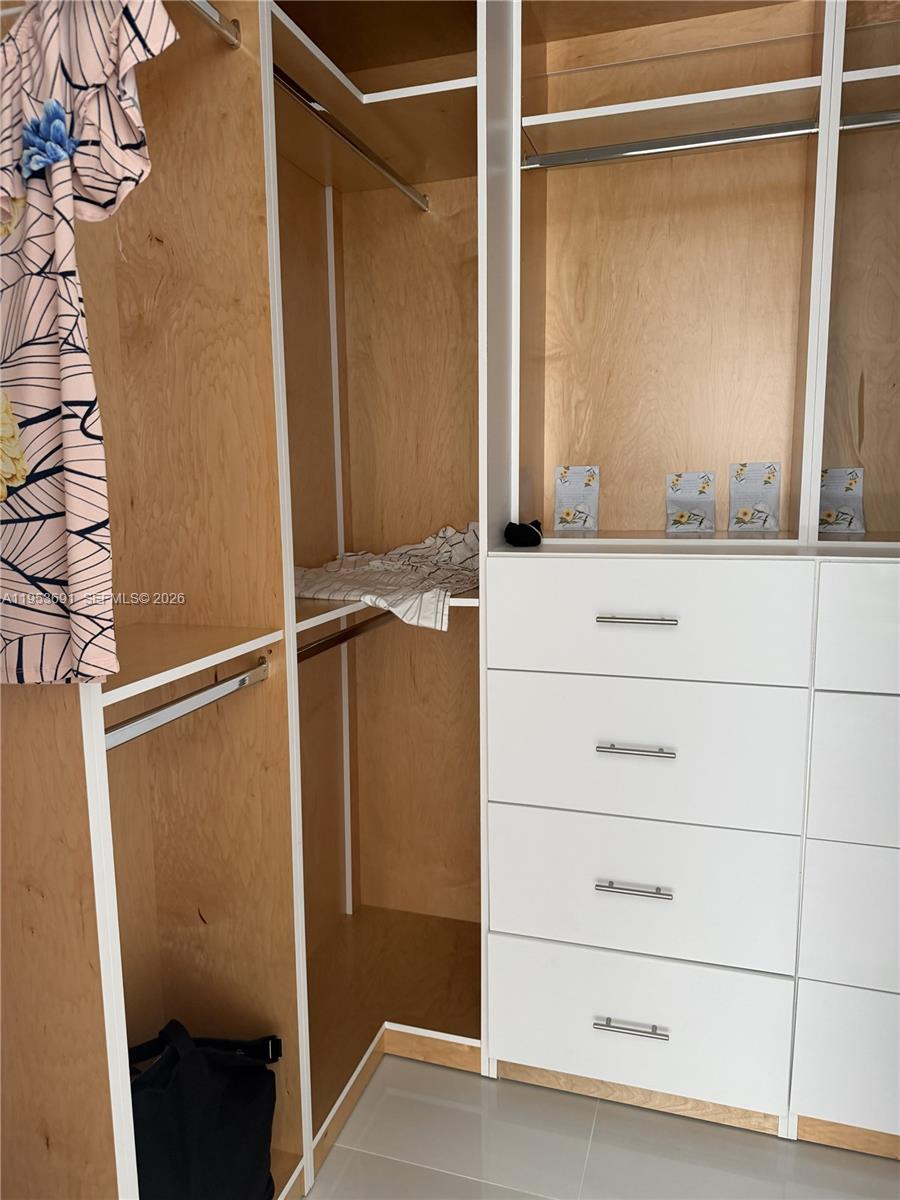 TROPICAL BAY - Residential