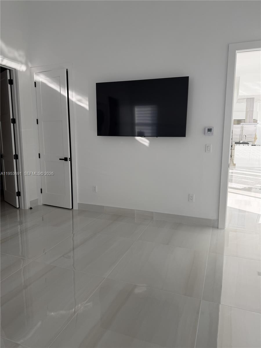 TROPICAL BAY - Residential