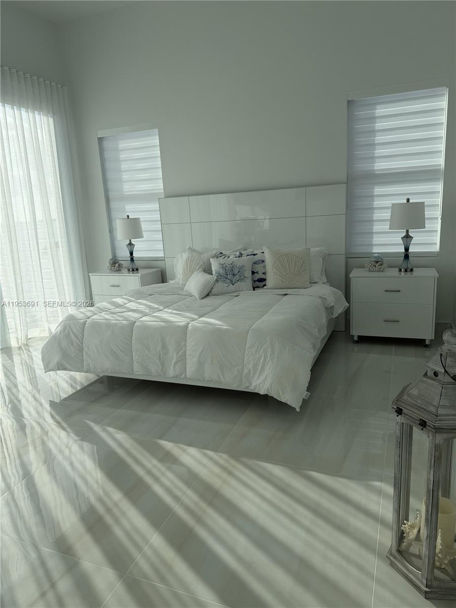 TROPICAL BAY - Residential