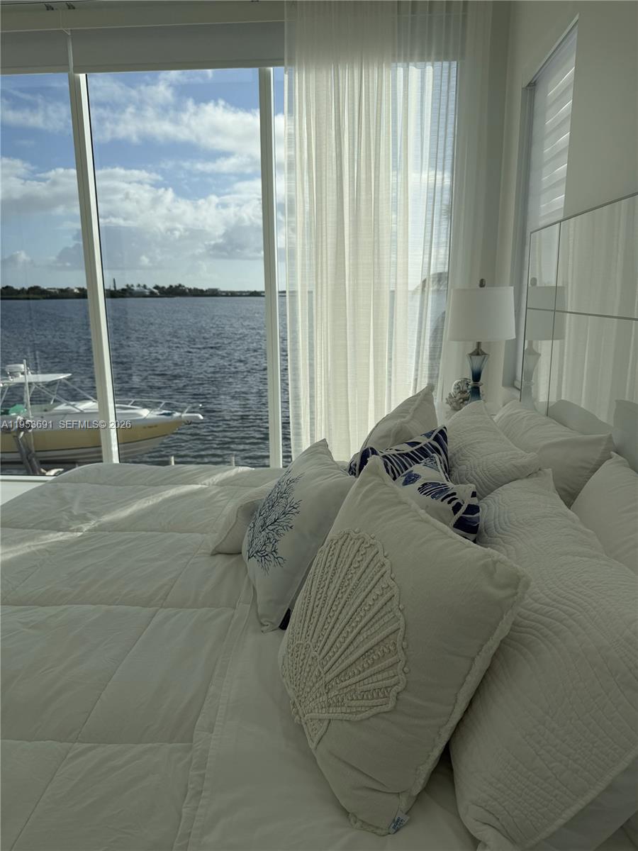 TROPICAL BAY - Residential