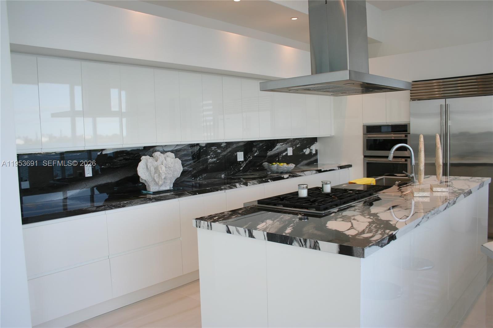 TROPICAL BAY - Residential