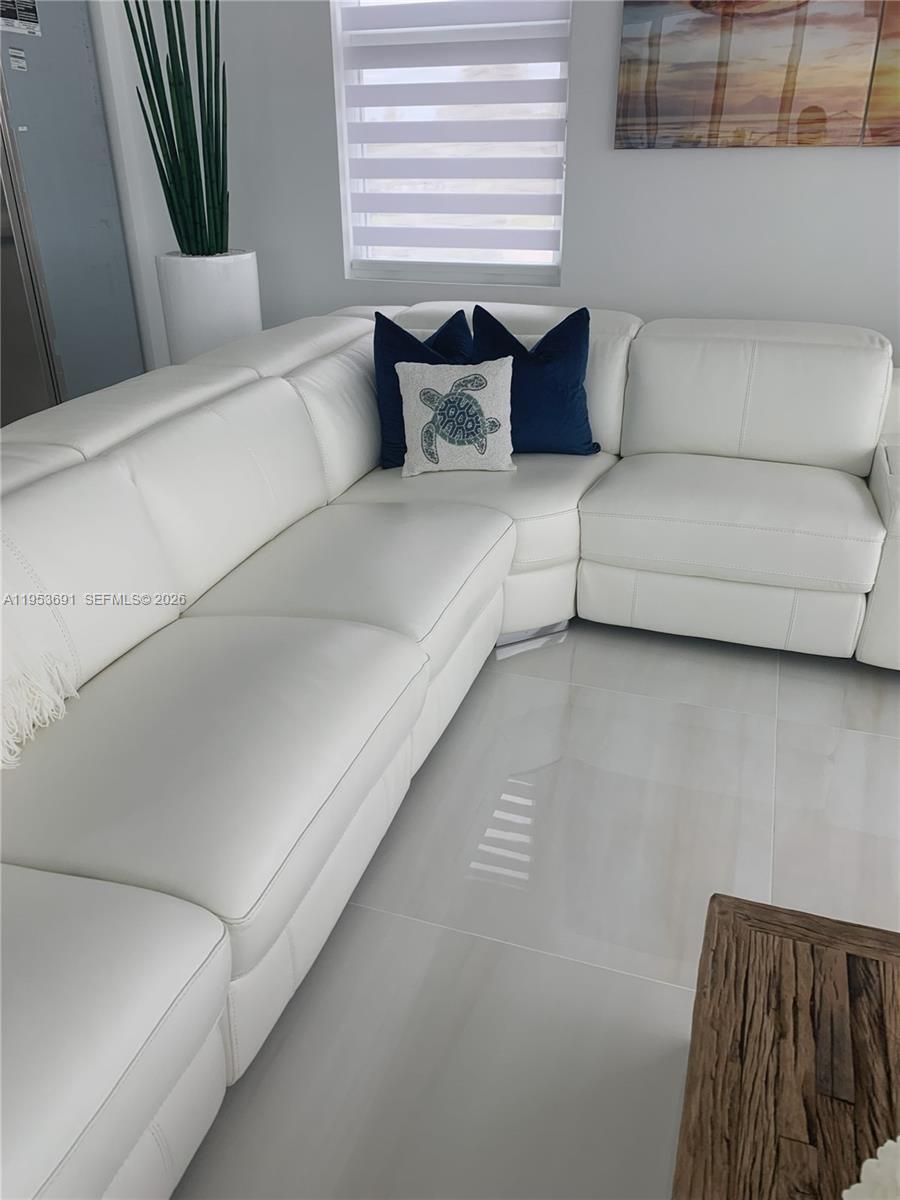 TROPICAL BAY - Residential