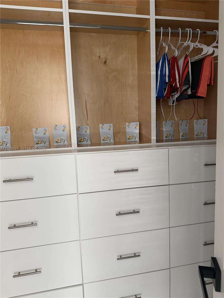 TROPICAL BAY - Residential