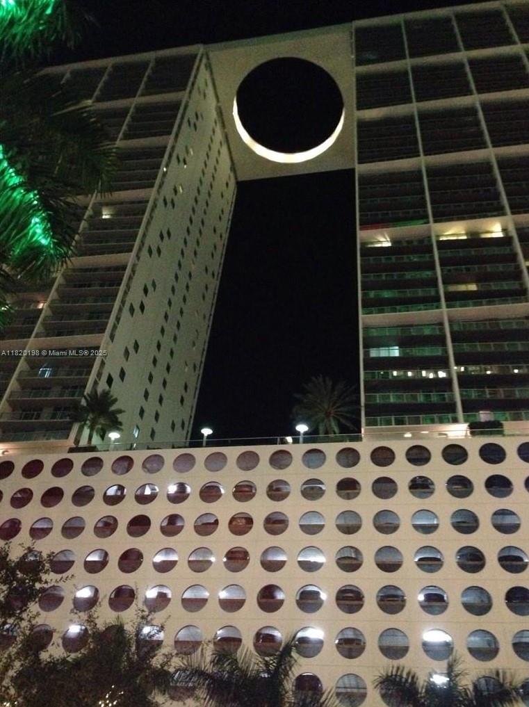 500 Brickell Ave 1905, Miami, Broward County, Florida - 2 Bedrooms  
2 Bathrooms - 