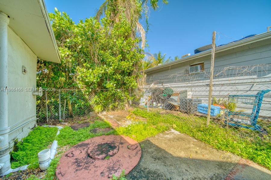 AMND MIAMI SUBURBAN ACRES - Residential Lease