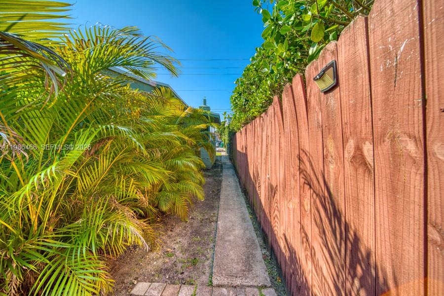 AMND MIAMI SUBURBAN ACRES - Residential Lease