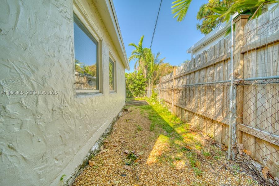 AMND MIAMI SUBURBAN ACRES - Residential Lease