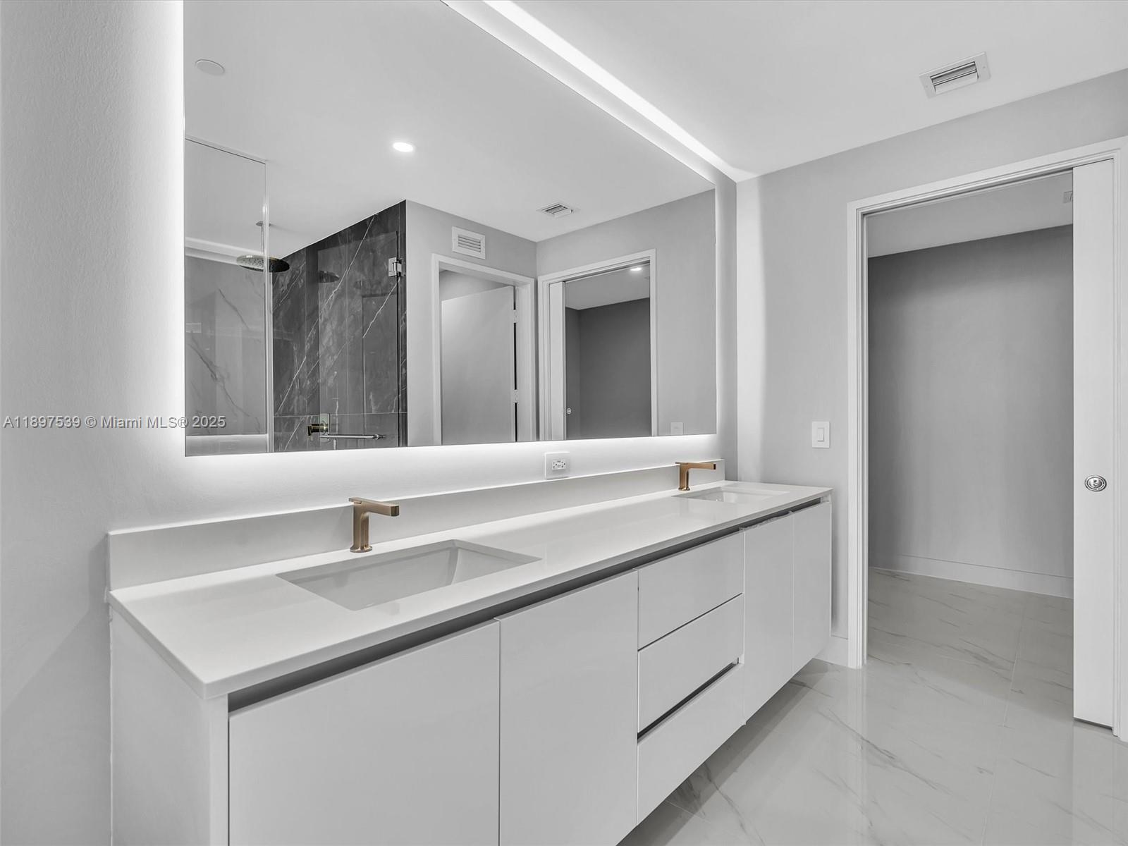 ARIA RESRVE - Residential Lease