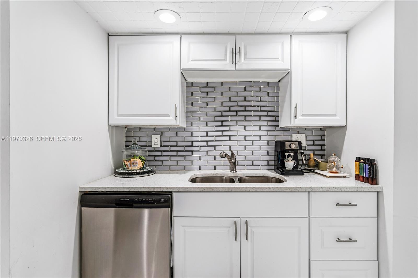 FOUR AMBASSADORS CONDO - Residential