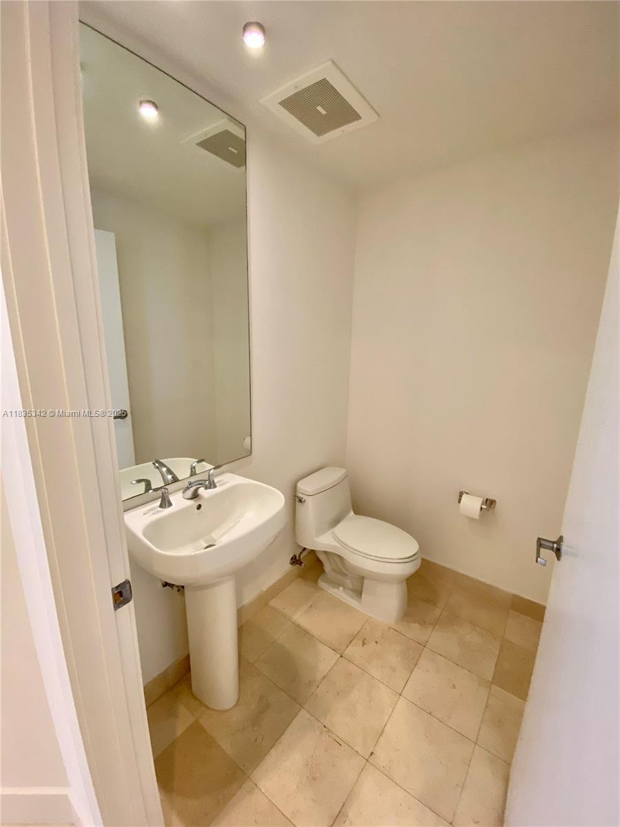 1050 Brickell Ave 1614