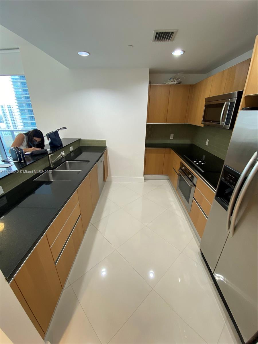 1050 Brickell Ave 1614