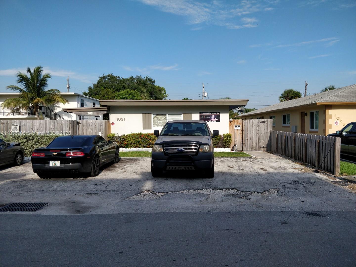 2 bedroom 1 bathroom bright and spacious unit w\parking. Closed common yard. Gated property. GREAT location. Downtown Fort Lauderdale, right off Sunrise Blvd and US-1. Water additional 60$ per month. See pics. First and security required at move in.