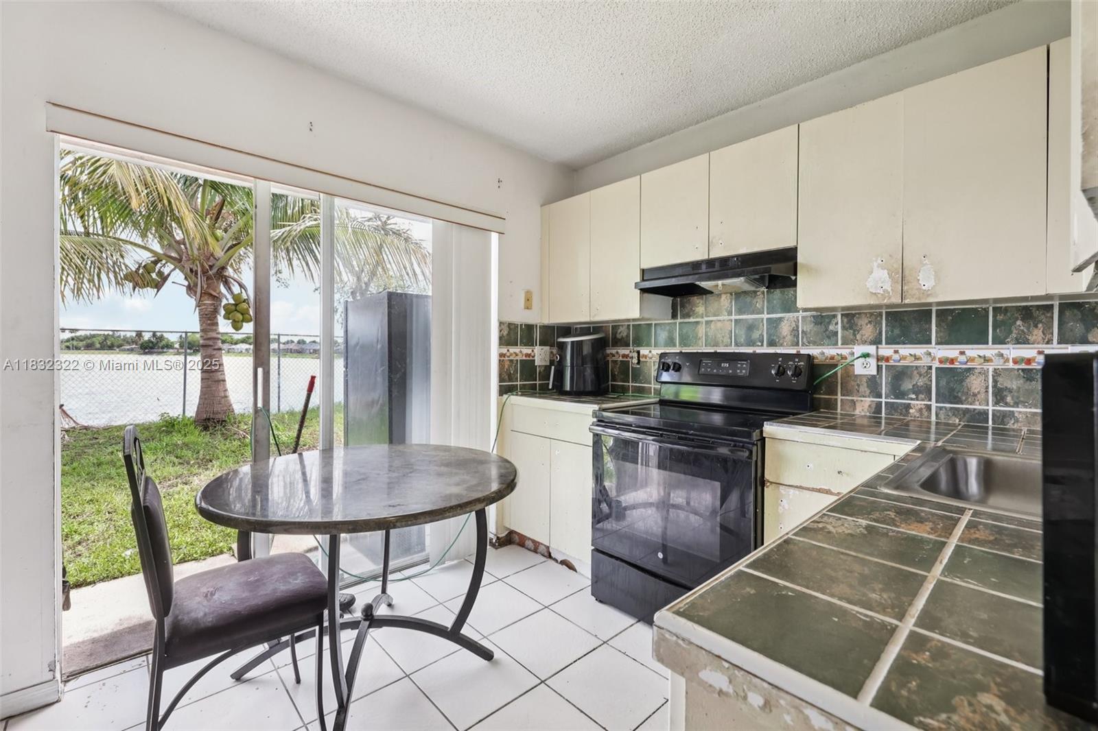 LESLIE LAKE NORTH - Residential