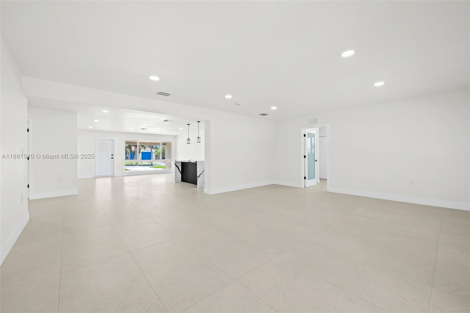 HOLLYWOOD HILLS - Residential