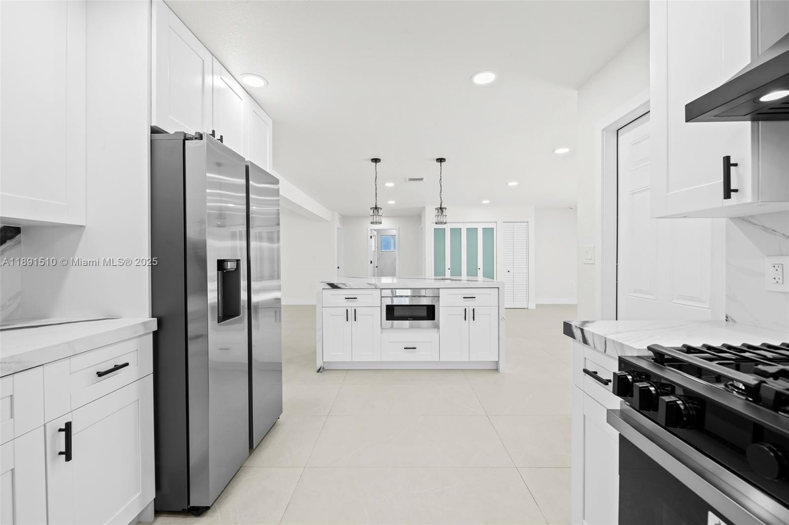 HOLLYWOOD HILLS - Residential