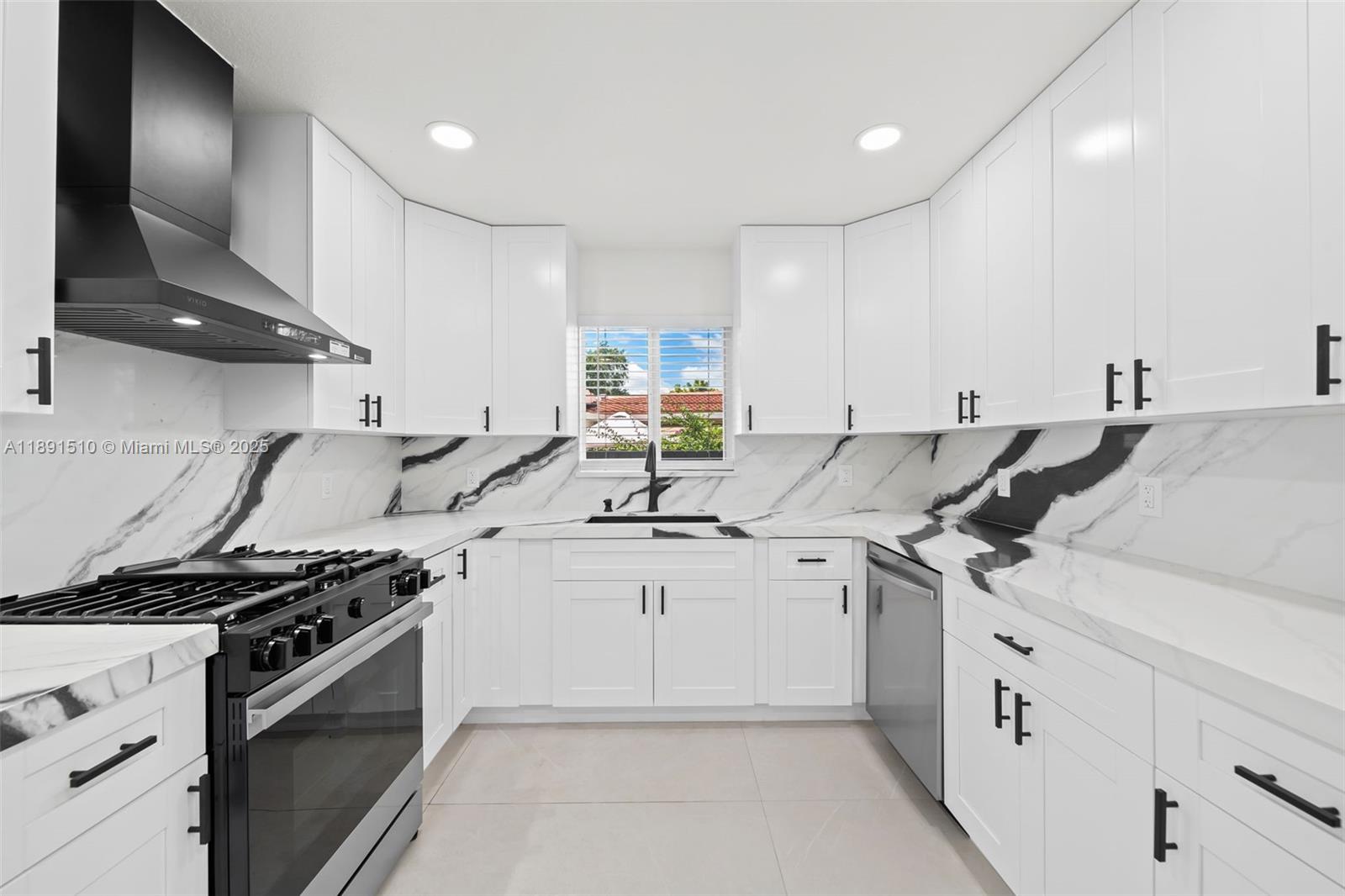 HOLLYWOOD HILLS - Residential