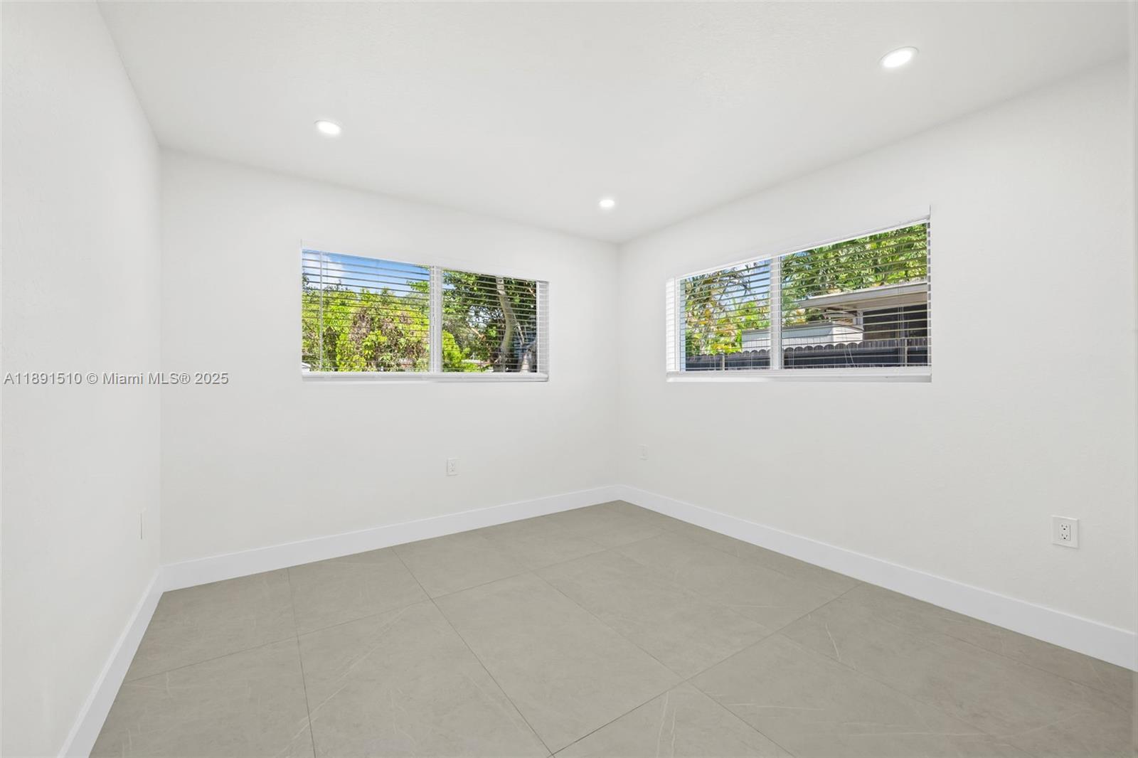HOLLYWOOD HILLS - Residential