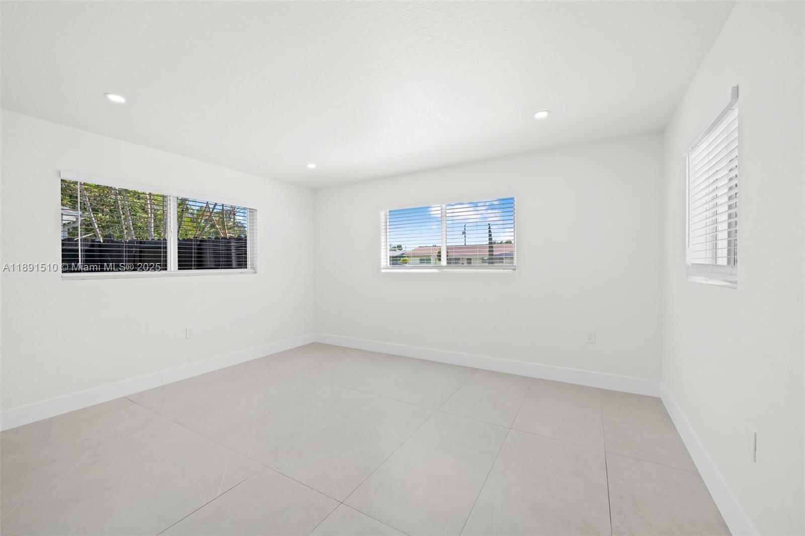 HOLLYWOOD HILLS - Residential