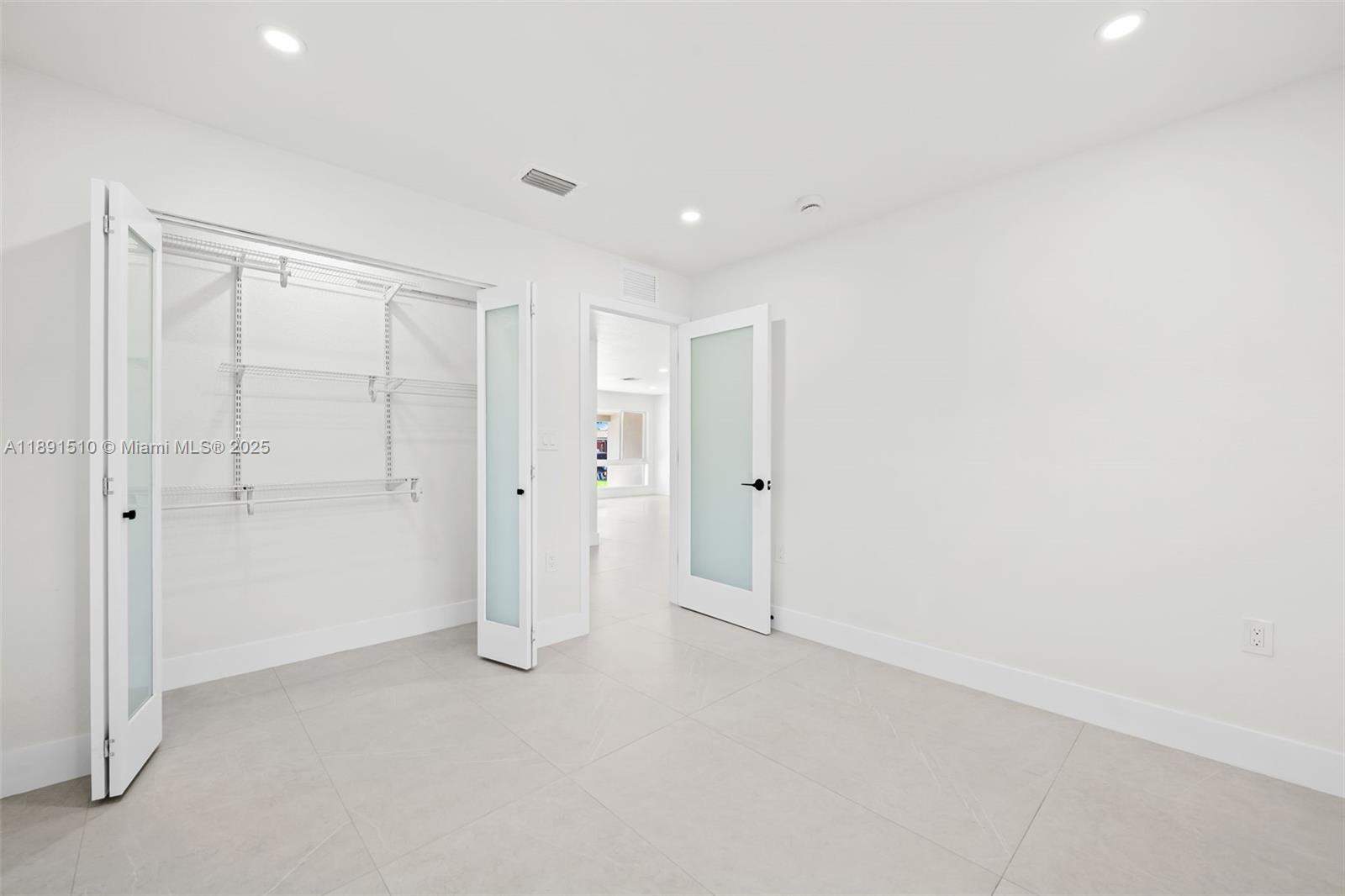 HOLLYWOOD HILLS - Residential
