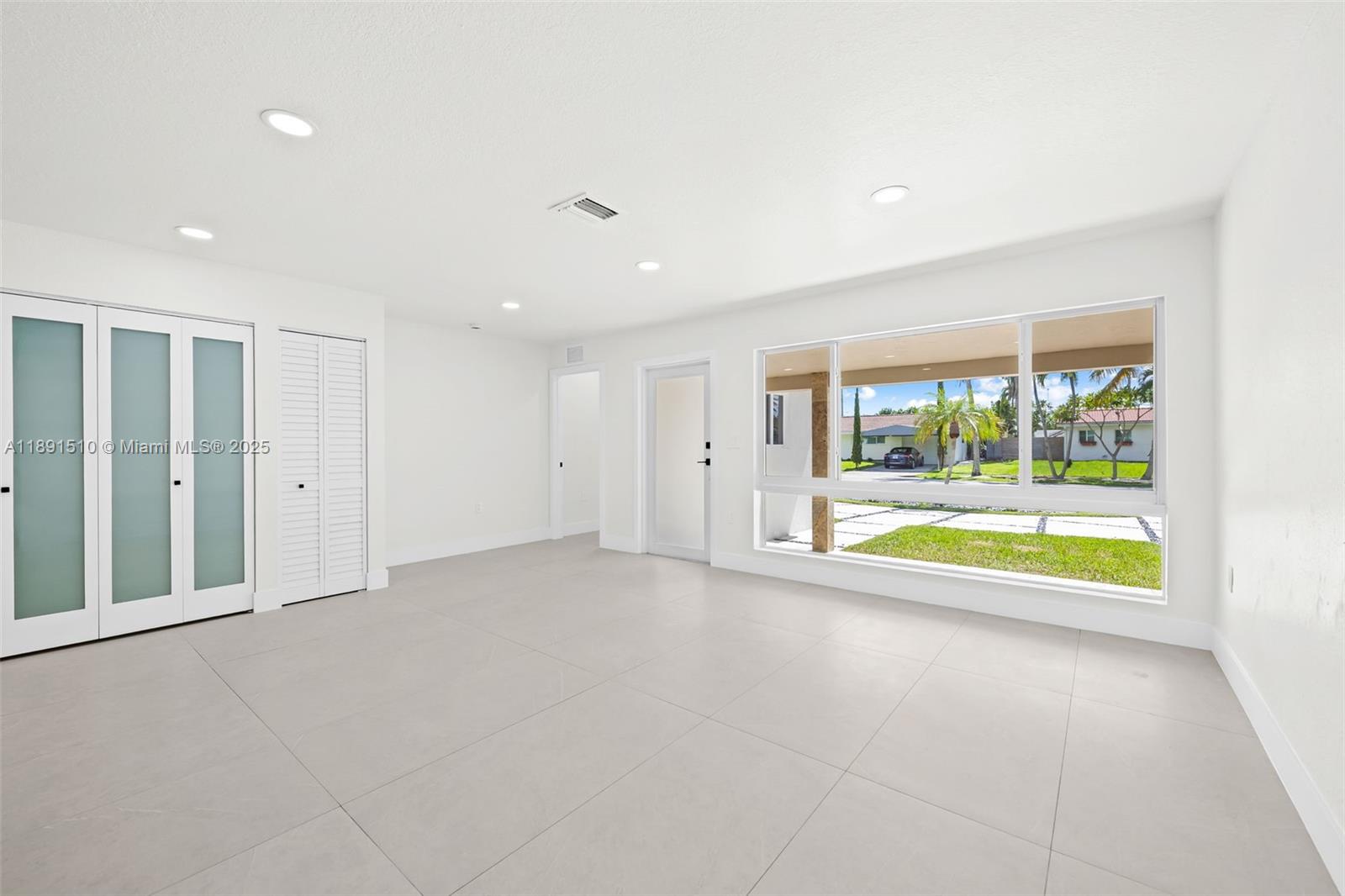 HOLLYWOOD HILLS - Residential