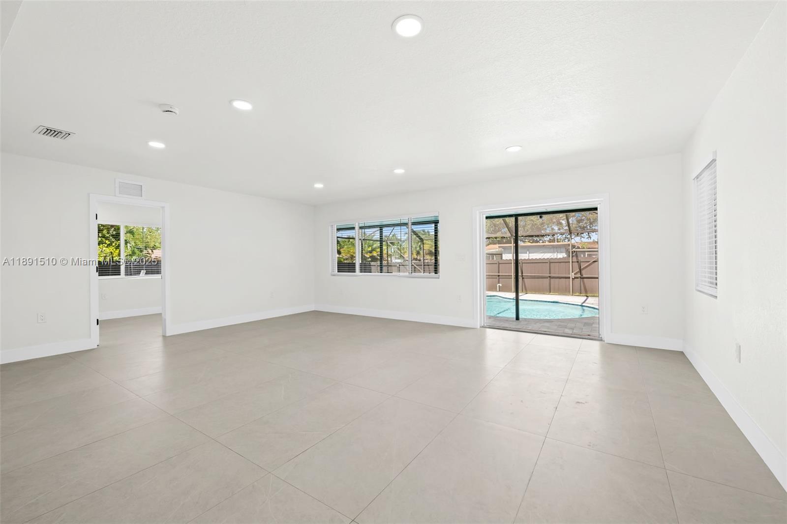 HOLLYWOOD HILLS - Residential