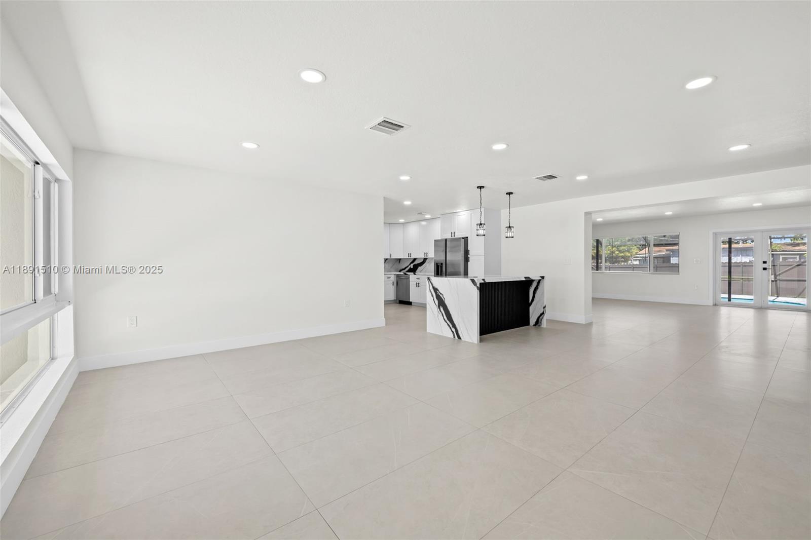 HOLLYWOOD HILLS - Residential