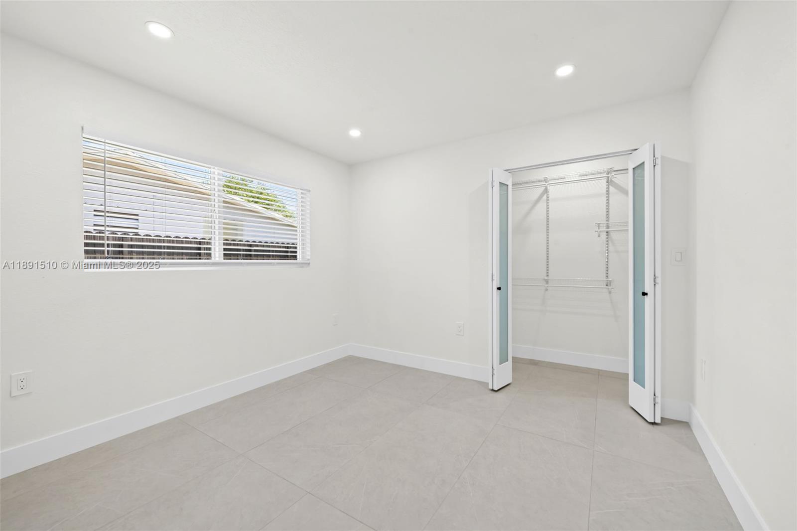 HOLLYWOOD HILLS - Residential