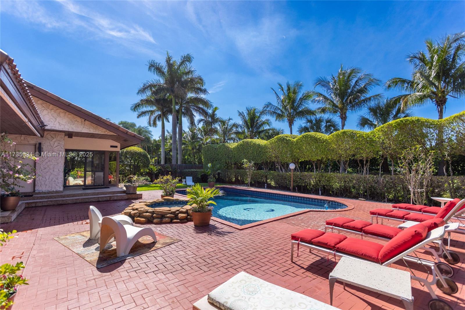 913 Diplomat Pkwy