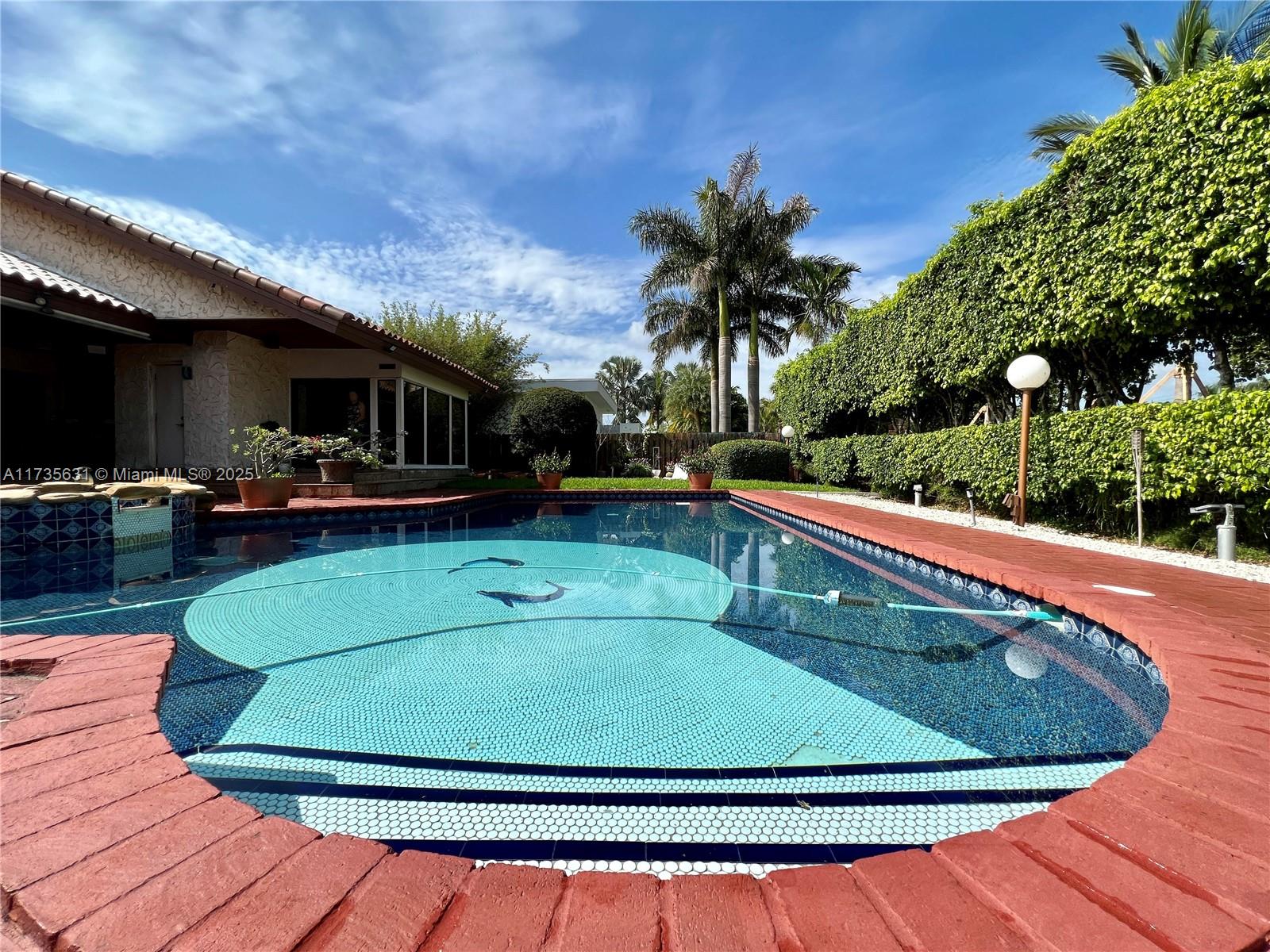 913 Diplomat Pkwy