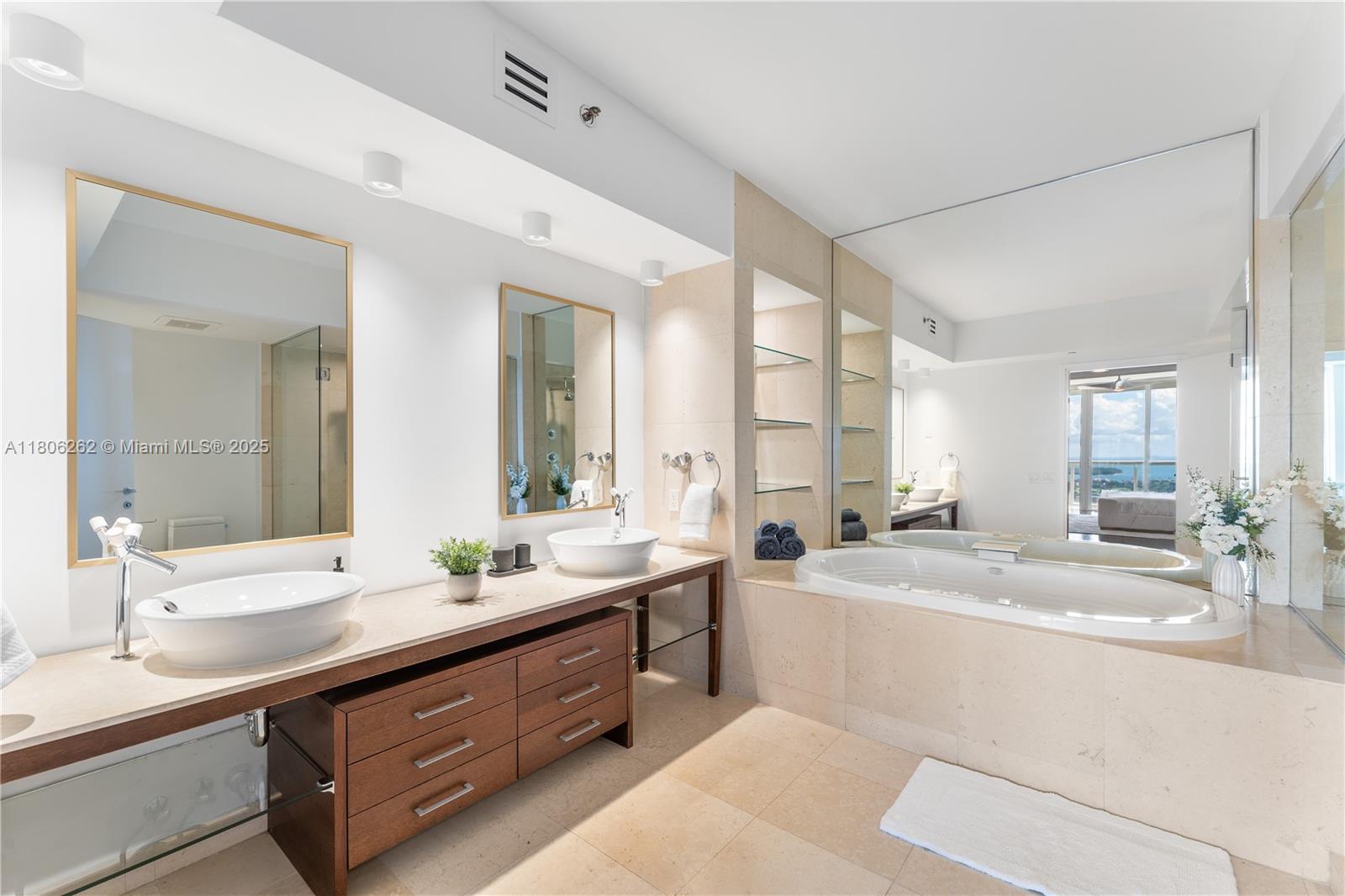 ICON CONDO - Residential