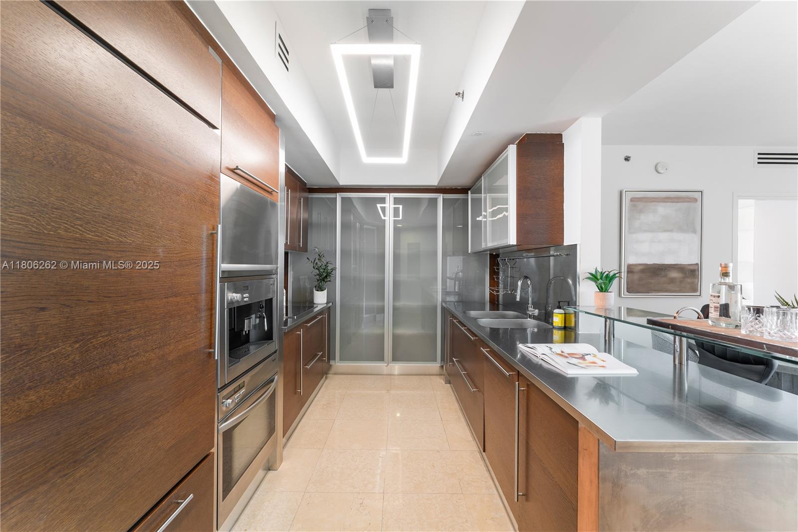 ICON CONDO - Residential