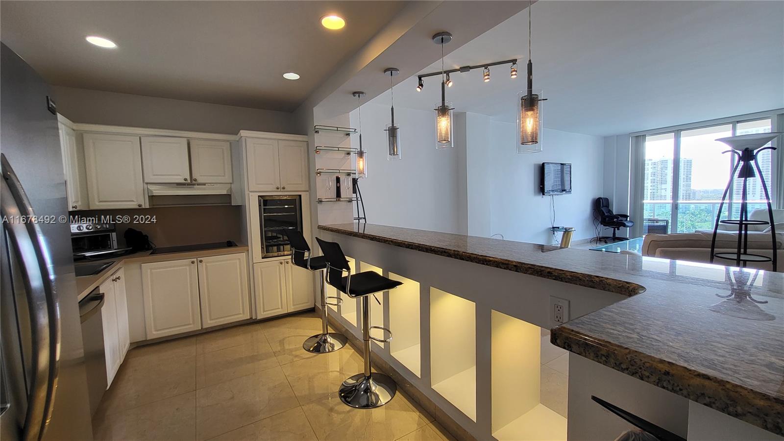 19390 Collins Ave PH-09