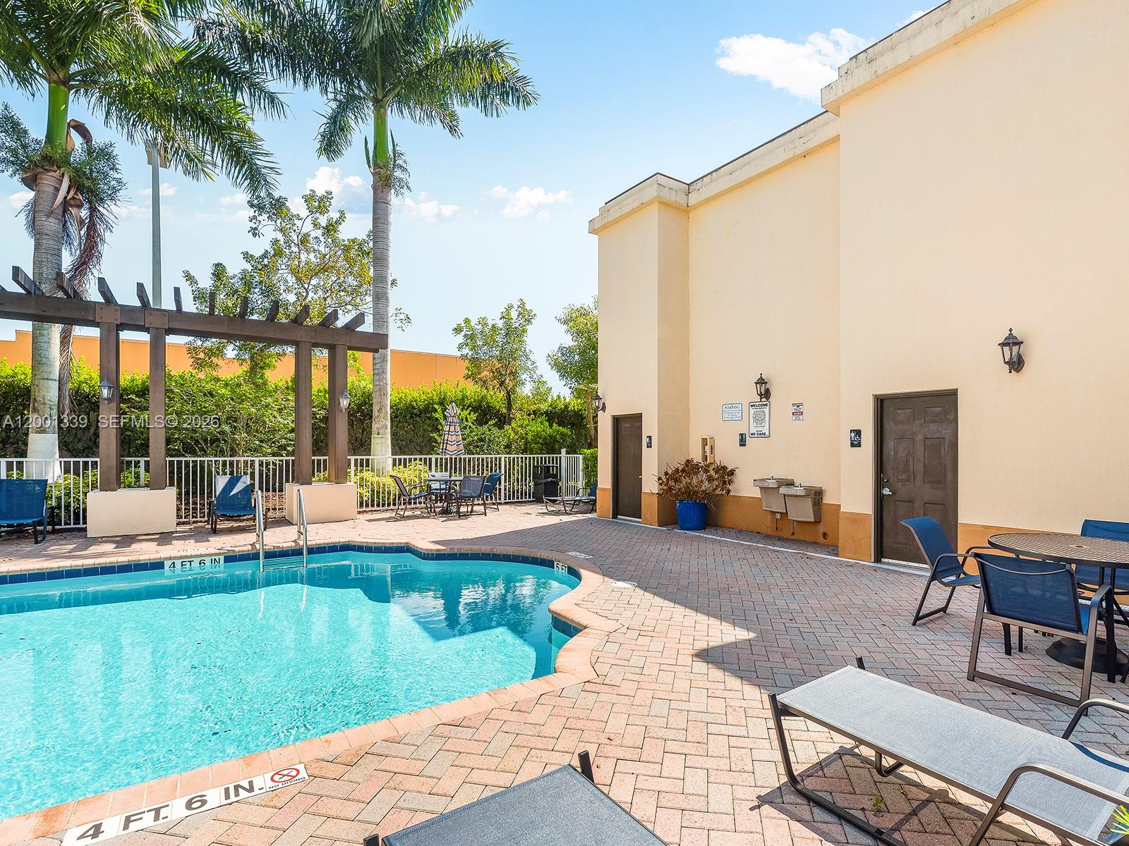 FONTAINBLEAU LAKES COURTY - Residential