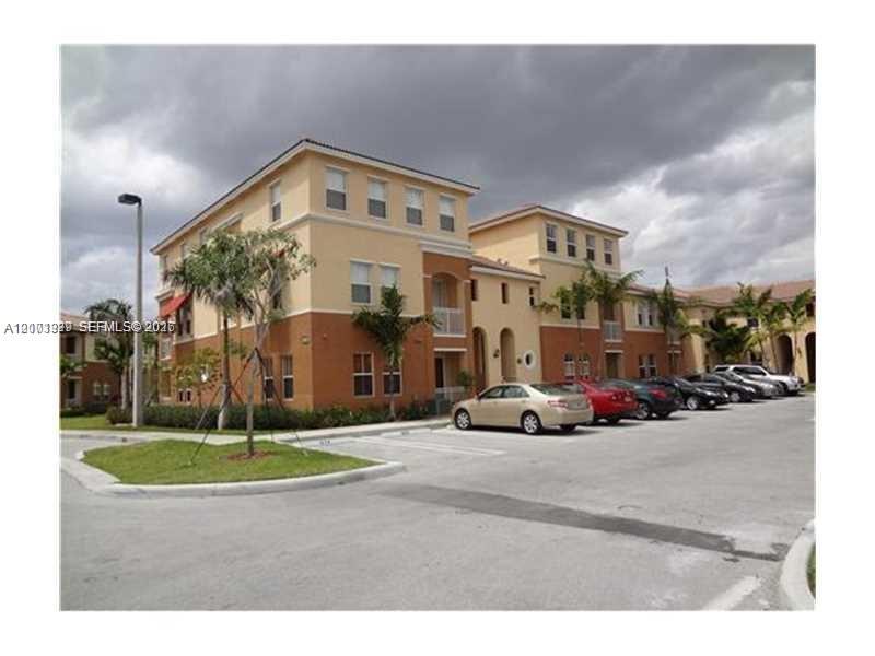 FONTAINBLEAU LAKES COURTY - Residential