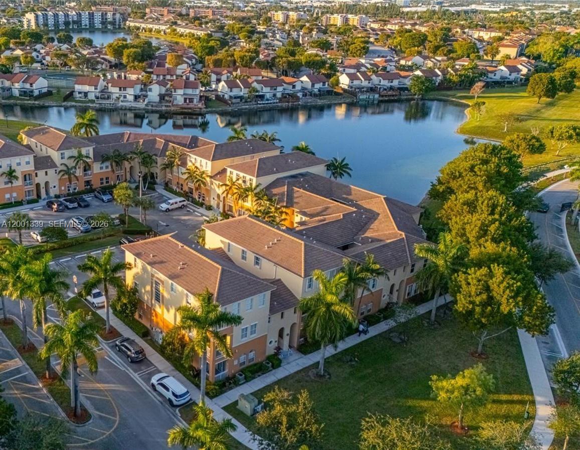 FONTAINBLEAU LAKES COURTY - Residential