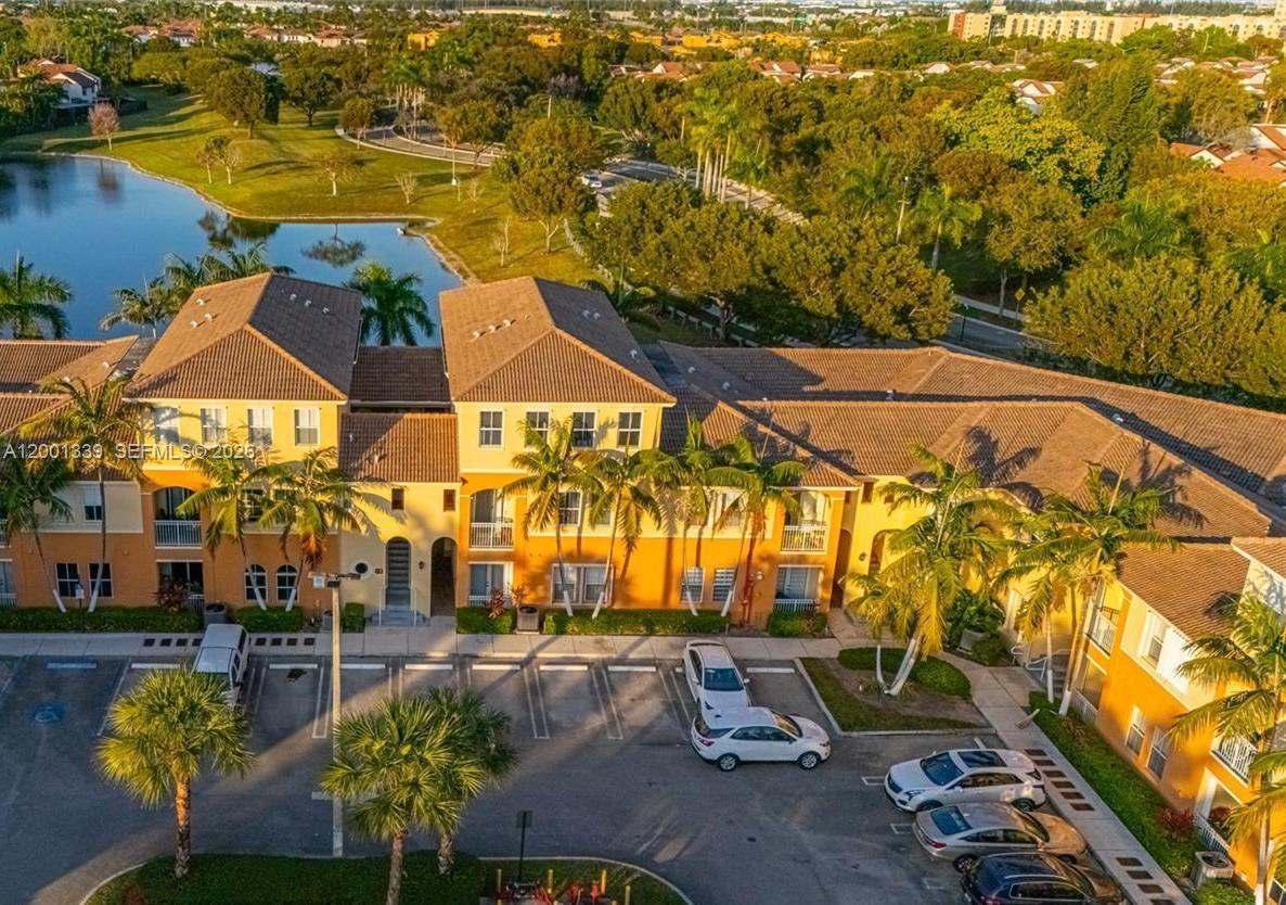 FONTAINBLEAU LAKES COURTY - Residential