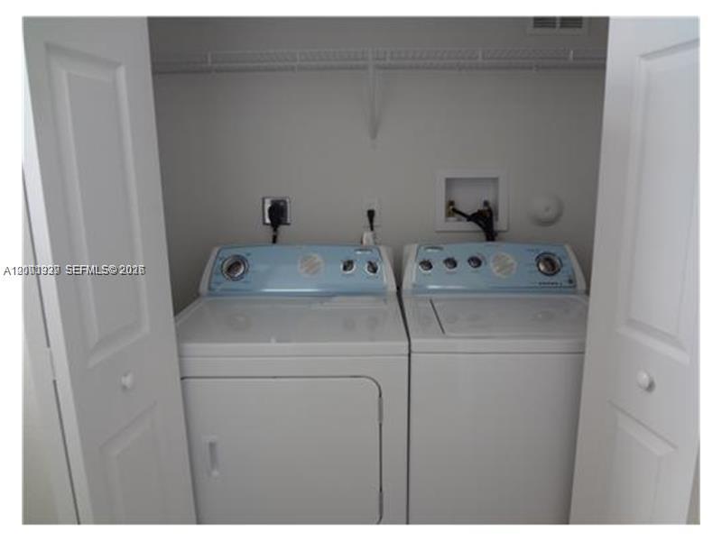 FONTAINBLEAU LAKES COURTY - Residential