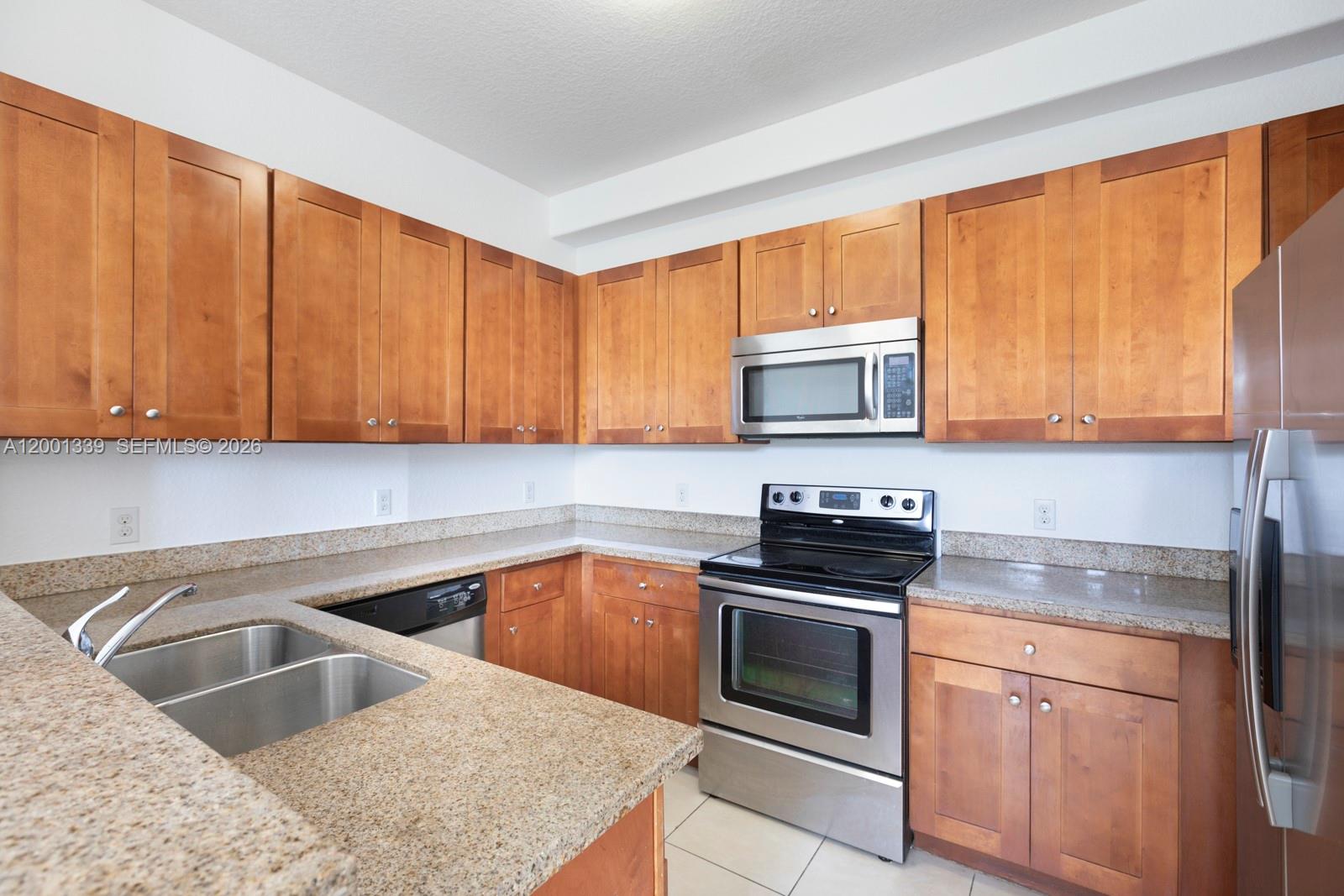 FONTAINBLEAU LAKES COURTY - Residential