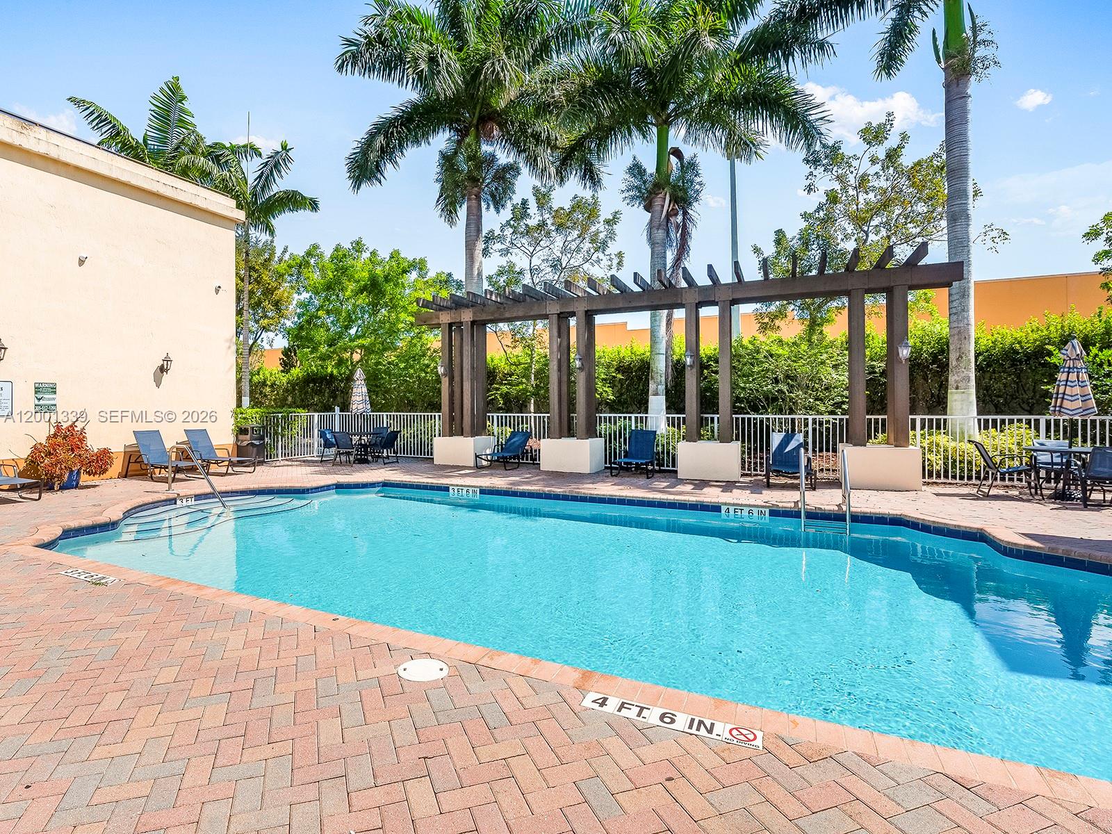 FONTAINBLEAU LAKES COURTY - Residential