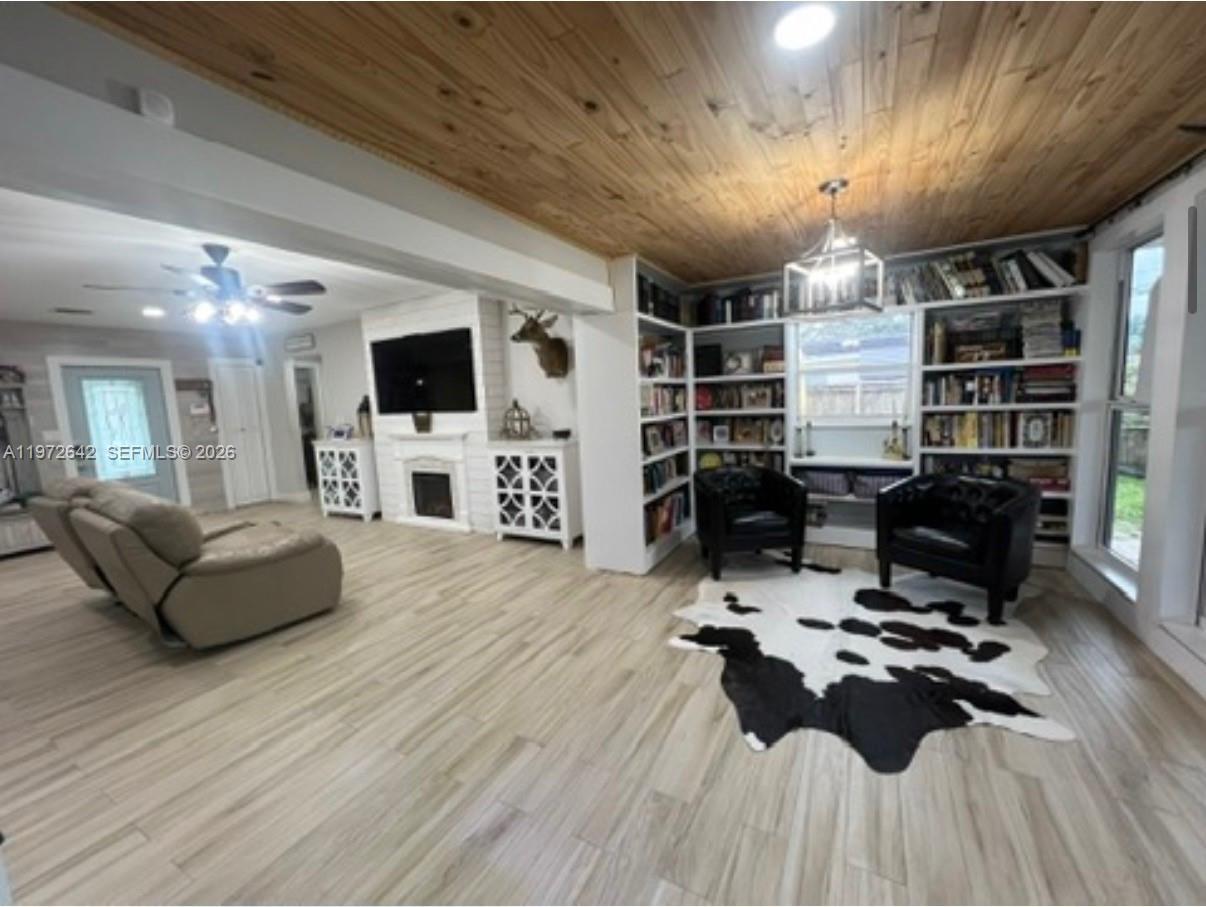 HOLLYWOOD HILLS - Residential