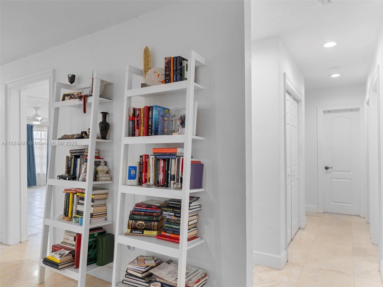 INTERNATIONAL GARDENS SEC - Residential