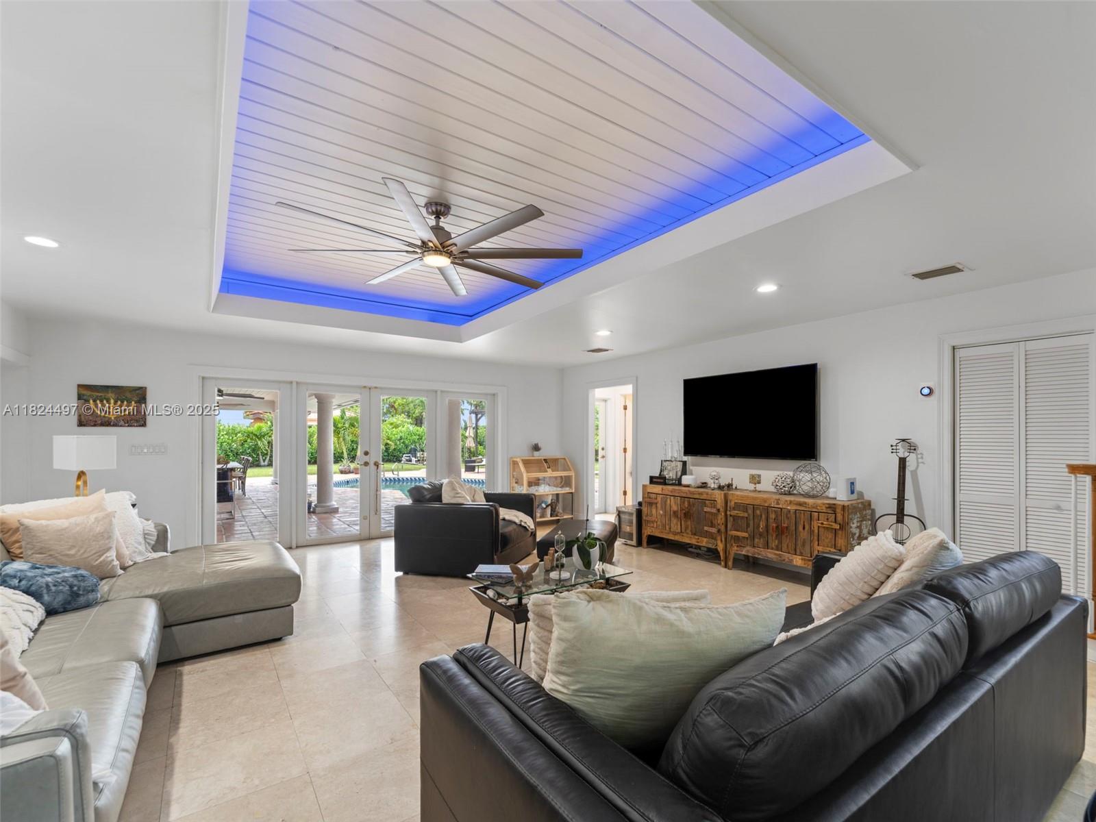 INTERNATIONAL GARDENS SEC - Residential