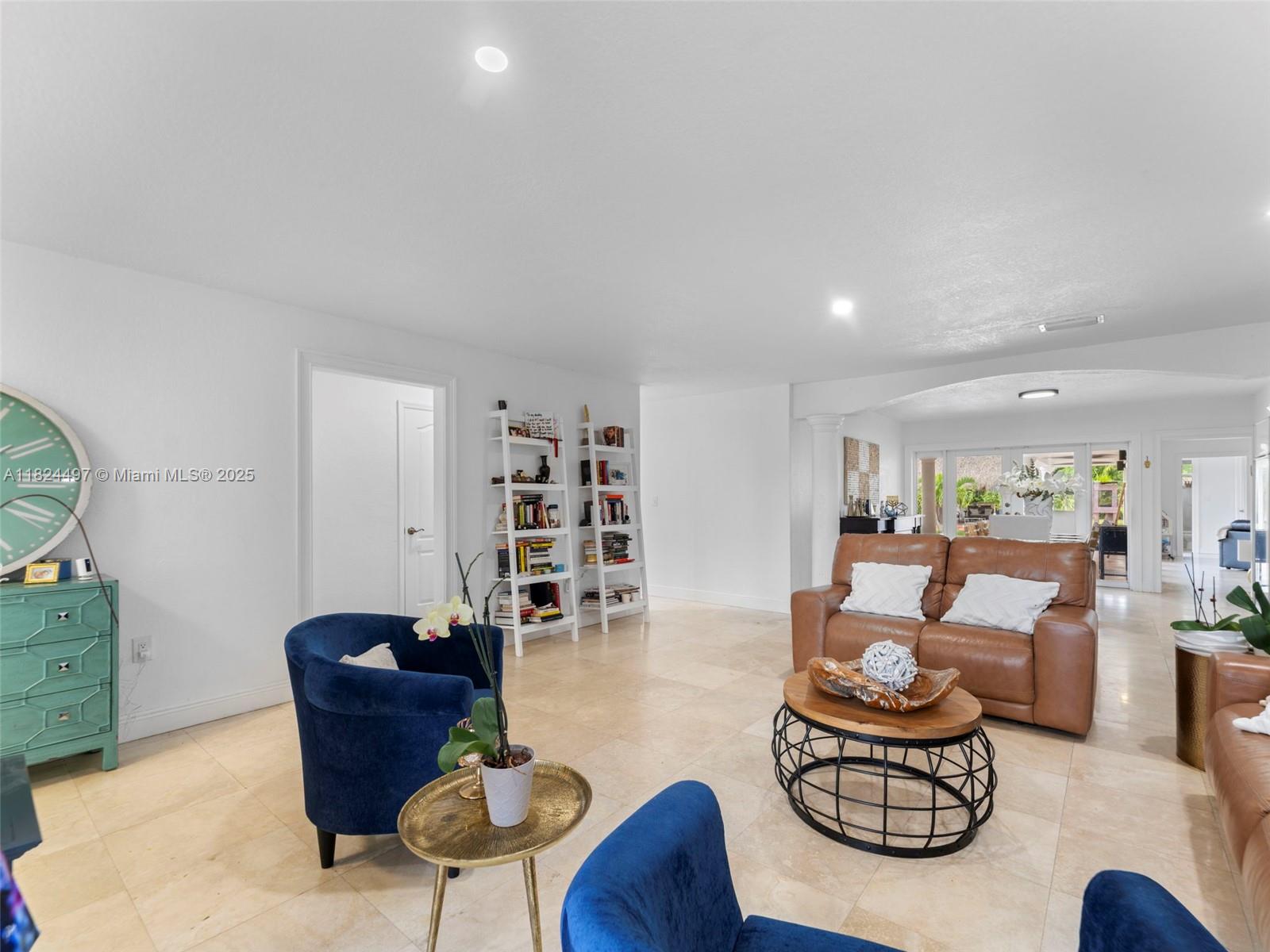 INTERNATIONAL GARDENS SEC - Residential