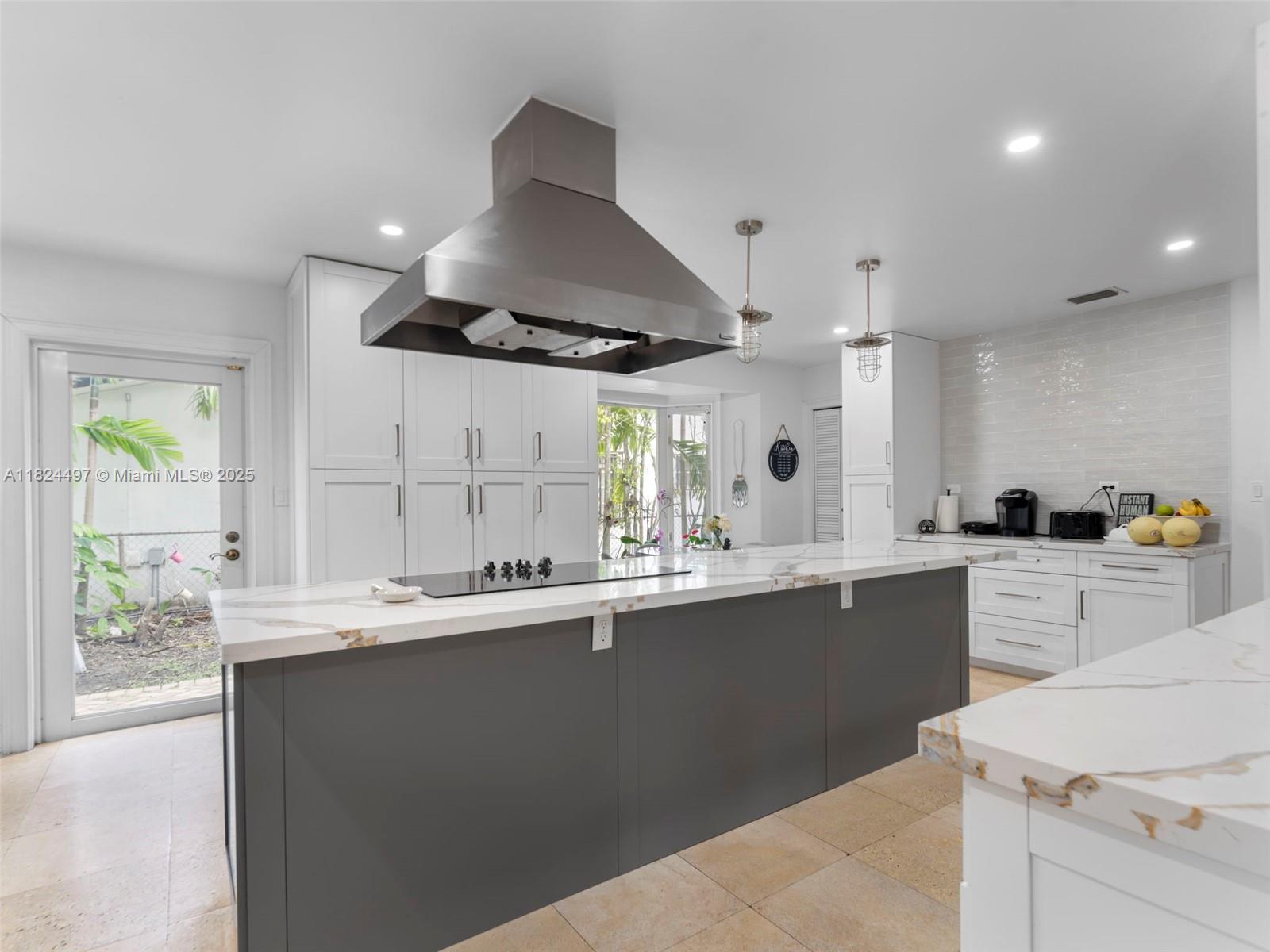 INTERNATIONAL GARDENS SEC - Residential