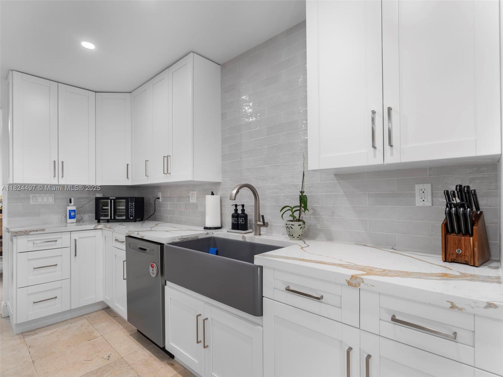 INTERNATIONAL GARDENS SEC - Residential