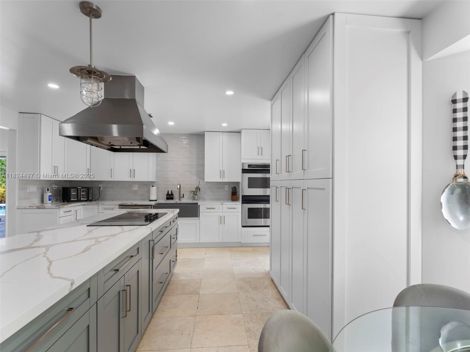 INTERNATIONAL GARDENS SEC - Residential