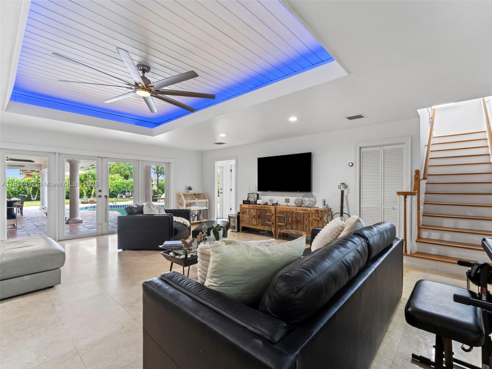 INTERNATIONAL GARDENS SEC - Residential